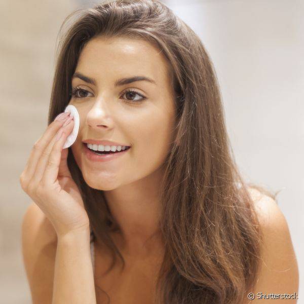 O segredo para manter a pele saudável é nunca esquecer de remover a maquiagem antes de dormir (Foto: Shutterstock)